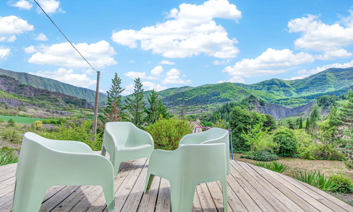 La Robine-sur-Galabre Cottage | Lavender Cottage with Mountain View, Private Terrace, and Wi-Fi