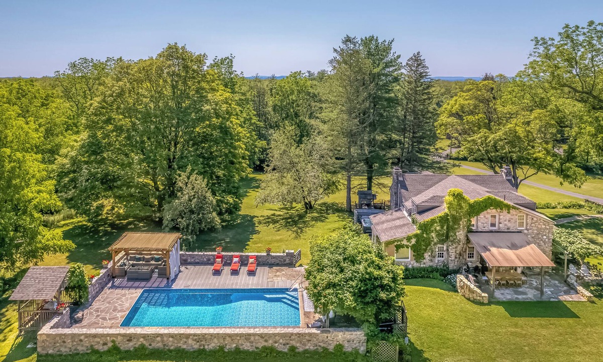 Pine Bush House | Lavender Hill Estate, Private 37 acres,1.5 hour from NYC, Heated Pool, Jacuzzi,