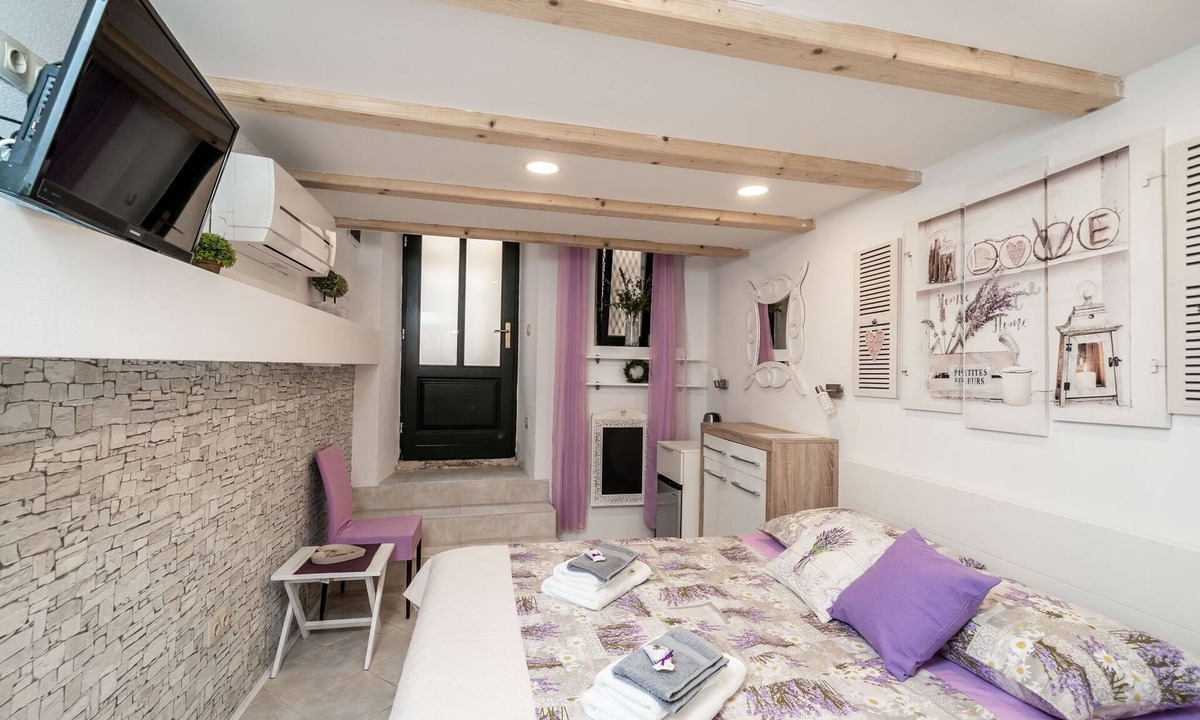 Dubrovnik Old Town Apartment | Lavender Room - Double Room (Ground Floor)