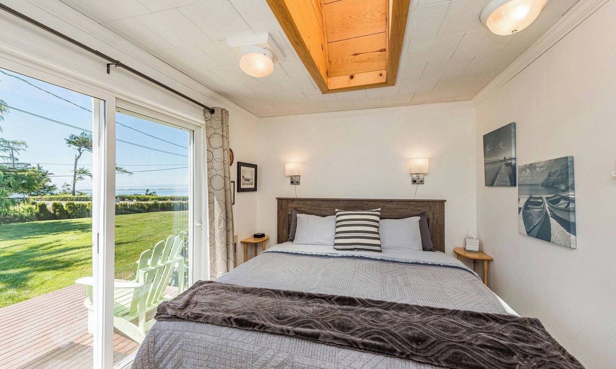 Sequim House | Lavender Suite - King, full kitchen, jetted tub