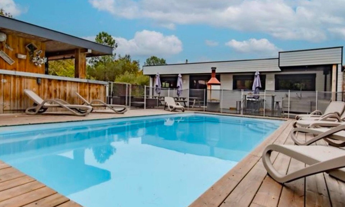 Le Teich Villa | Lavielà.eden-leteich. two 11-bedroom villas for up to 29 people with swimming pool