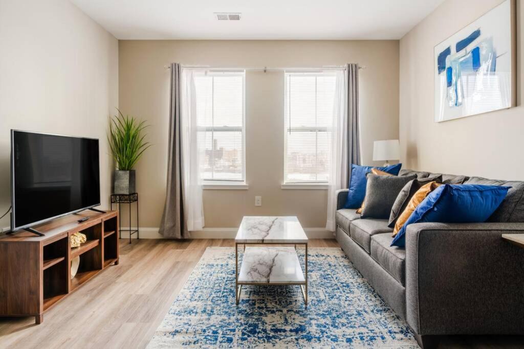 Newark Apartment | Lavish City View Apt - Mins to DT / Free Parking