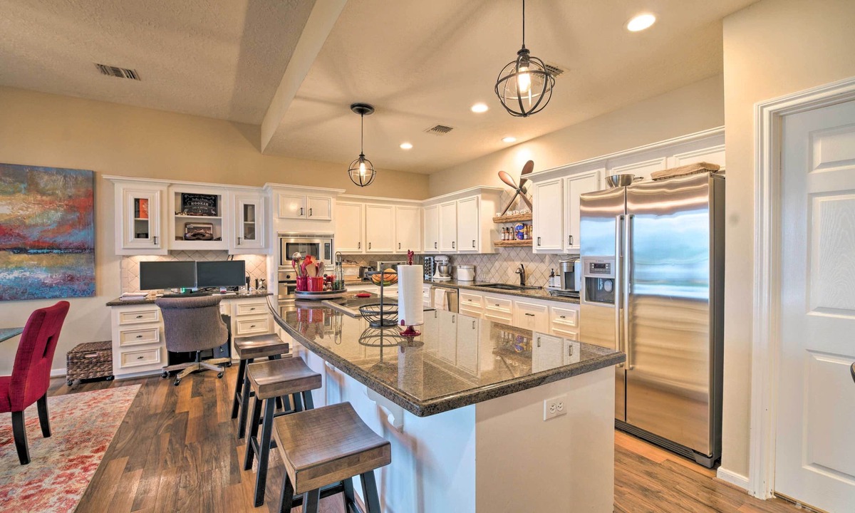 Walden on Lake Conroe Cottage | Lavish Lakefront House w/Pool Table & Patio!