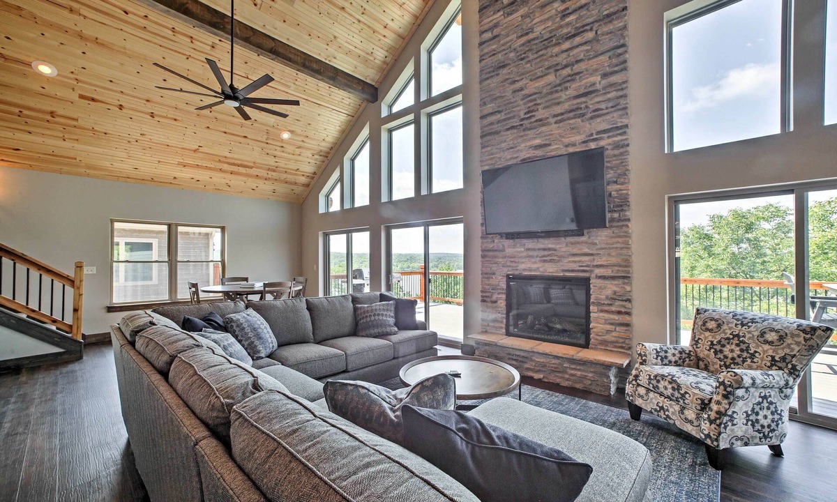 Lampe House | Lavish Retreat w/Decks, Steps to Table Rock Lake!