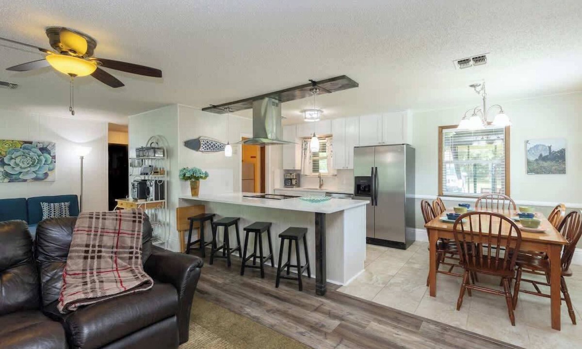 Kingsland House | Lazy Cove Waterfront Getaway on Lake Lbj!