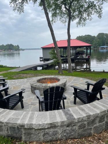 Berryville House | Lazy Days Lakehouse