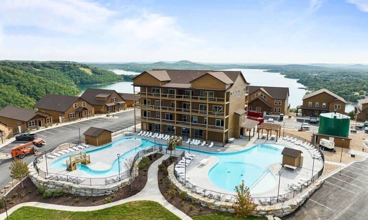 Kimberling City Condo | Lazy River! Hot Tub! Shuffleboard!