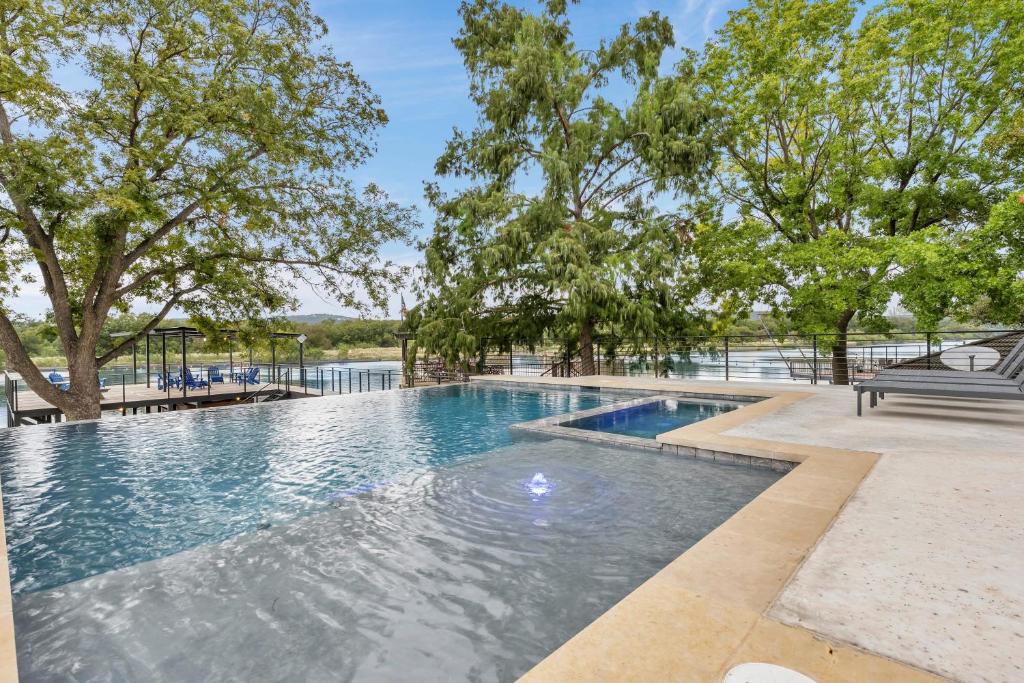 Burnet House | LBJ Bliss Retreat Heated Pool Hot Tub Game Rooms