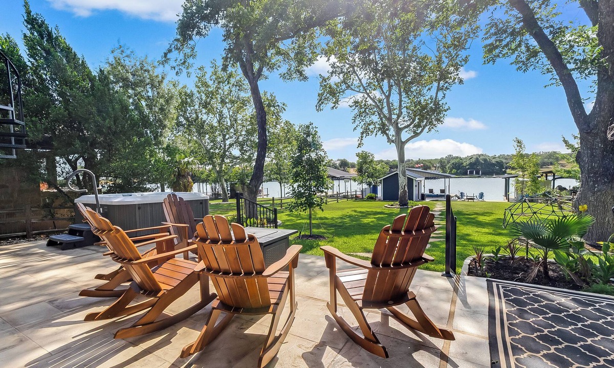 Kingsland House | LBJ Family Lake Escape - Dock, Hot Tub & Sleeps 13