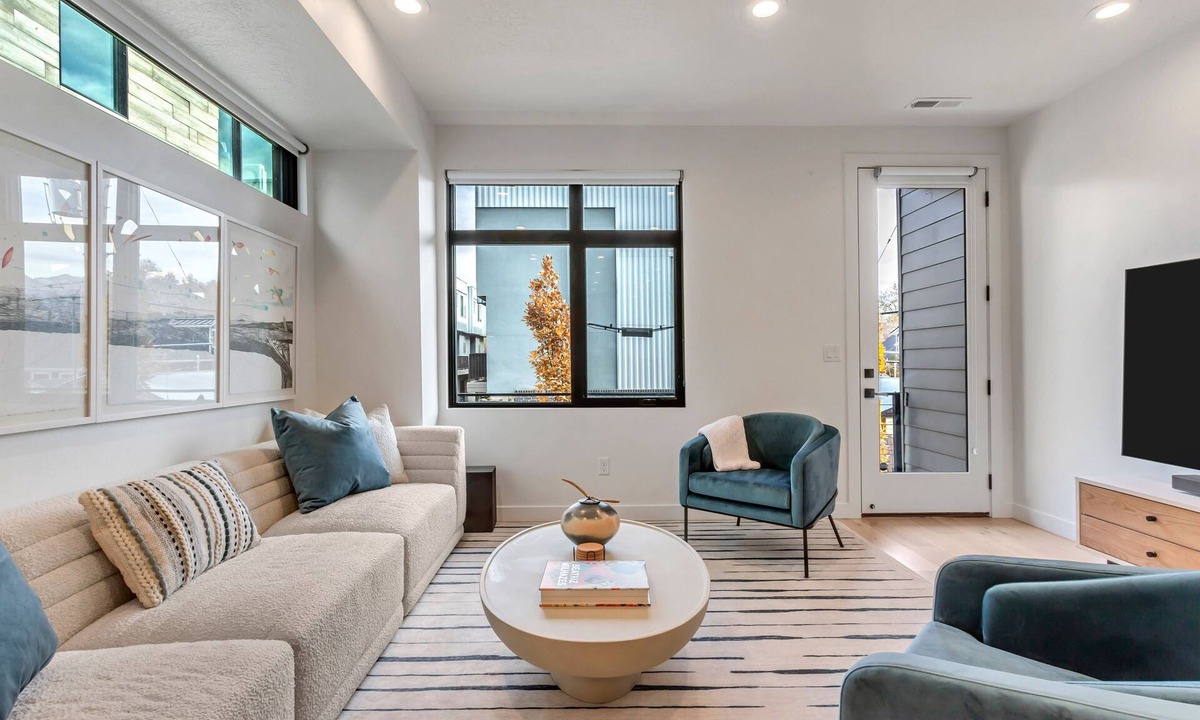 People's Freeway House | LCF - Granary/Downtown SLC Townhome -2 King Suite - Sleeper Sofa- 2-Car Garage