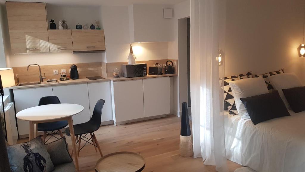 1st Arrondissement Apartment | LE 14 SATHONAY bis