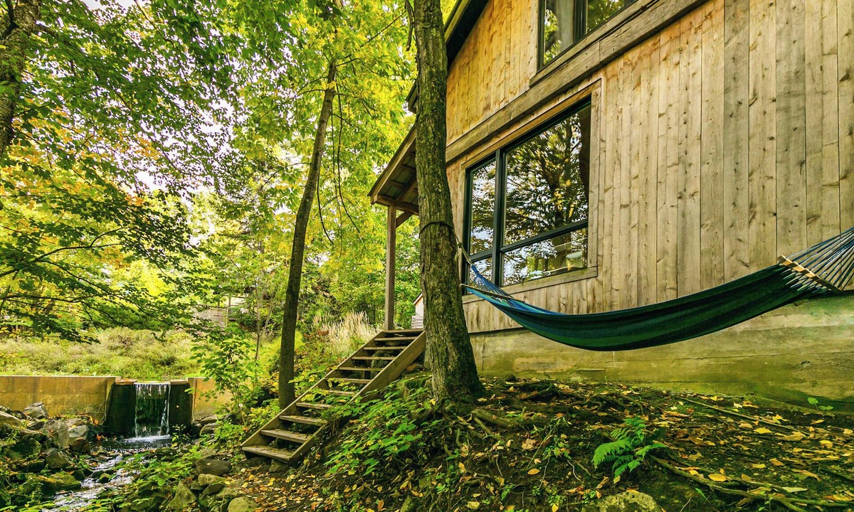 Lac-Brome Ski Chalet | Le 14 : Spa, Shower, Hammock, Bike, Hike, Bromont