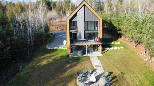 Saint Come Ski Chalet | Le 70 Scandinavian chalet SPA and Pool Table