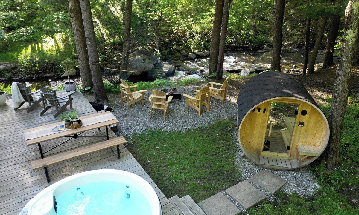 Potton Ski Chalet | Le 88 Howard - Spa, Sauna, River & Cute Bridge!