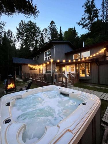 Sainte-Lucie-des-Laurentides House | Le Alesund, 5BR avec SPA, PLAGE et embarcations