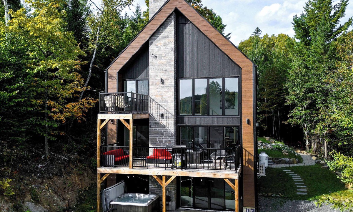Saint Come Ski Chalet | Le Boisé | hot tub | pool table | Dogfriendly