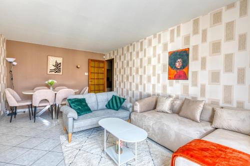 Mantes-la-Ville Apartment | Le Bouquet Violet - Gare à 1 km
