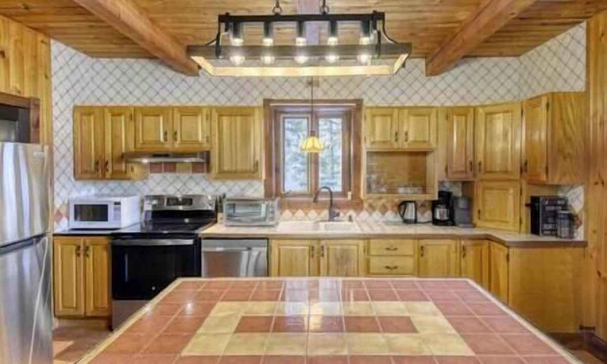 St-Adolphe-d'Howard House | Le Bûcheron · Rustic Chalet w/Spa & Lake Access