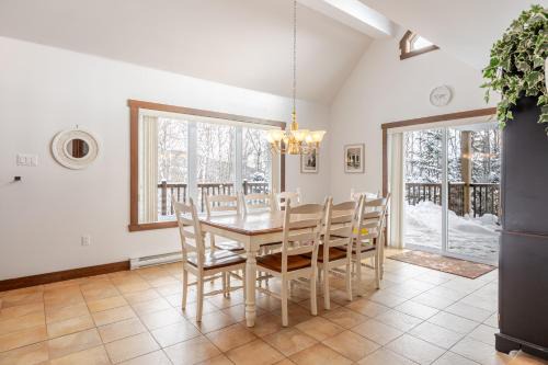 Petite-Riviere-Saint-Francois Ski Chalet | Le Boisia - Cottage - Spa - 5 Bedrooms
