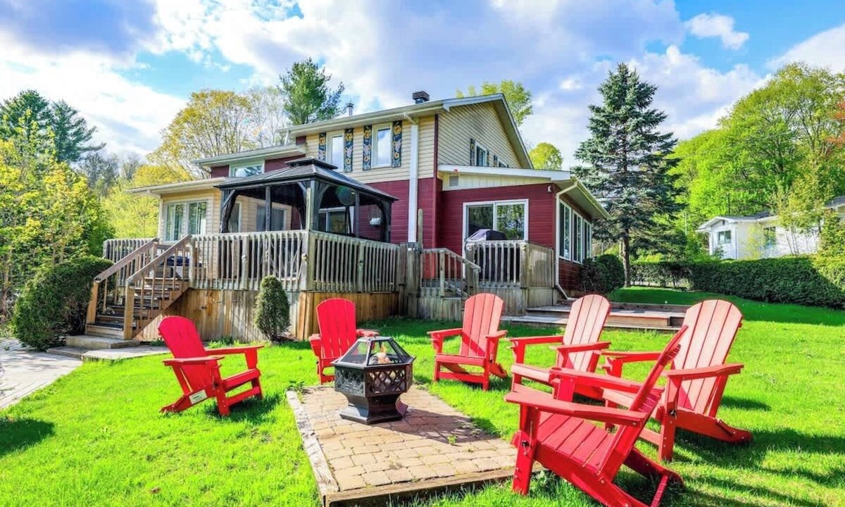 Sainte-Marcelline-de-Kildare Ski Chalet | Le Koala | Relax by the lake with spa & pool table
