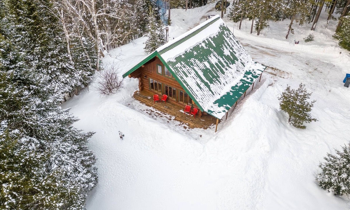 Saint-Alexis-des-Monts Cabin | Le Caché: intimate log cabin, spa and waterfront (kayaks)