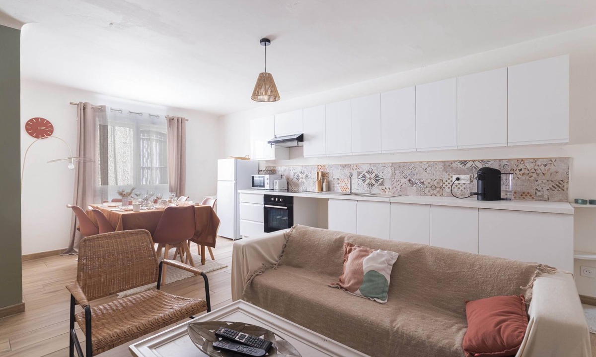 Saint-Hippolyte Apartment | Le Carmen apartment in the heart of Saint-Hippolyte, 3 bedrooms, up to 6 guests