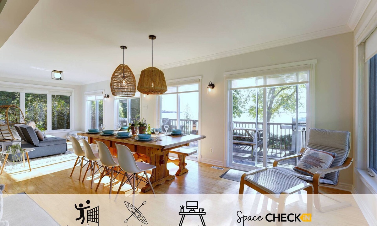 South Glengarry Ski Chalet | Le Castel ♥ Lake Front ☼ Fireplace ☼ Kayaks ☼ Pool table ☼ Central AC ☼ BBQ