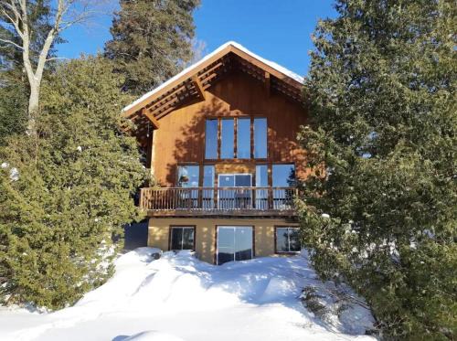 Sainte-Lucie-des-Laurentides Ski Chalet | Le Château