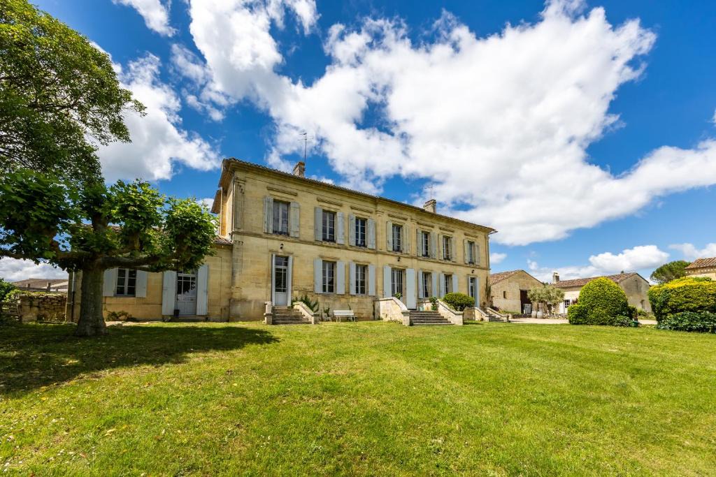 Saint-Germain-Du-Puch House | Le Château - Château Le Noble