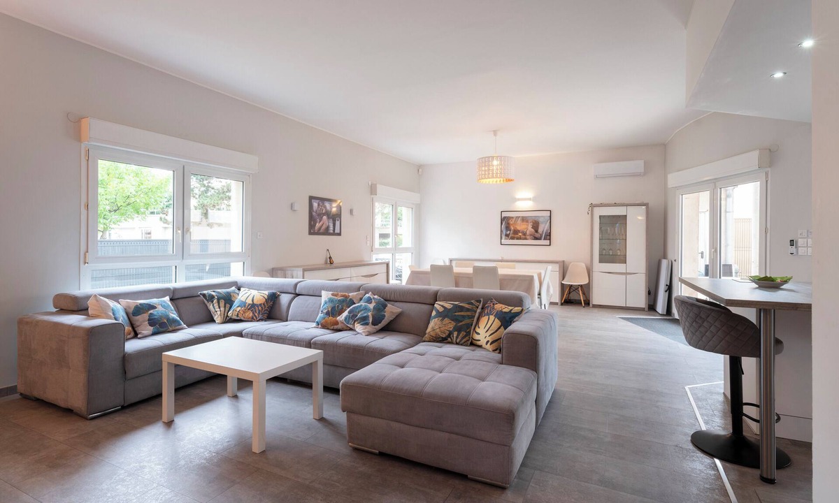 Thionville House | Le Château Jeannot - Rock in Share