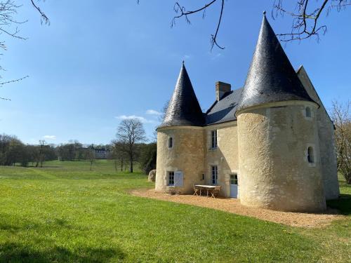Marcilly-sur-Maulne House | Le châtelet du château de Marcilly