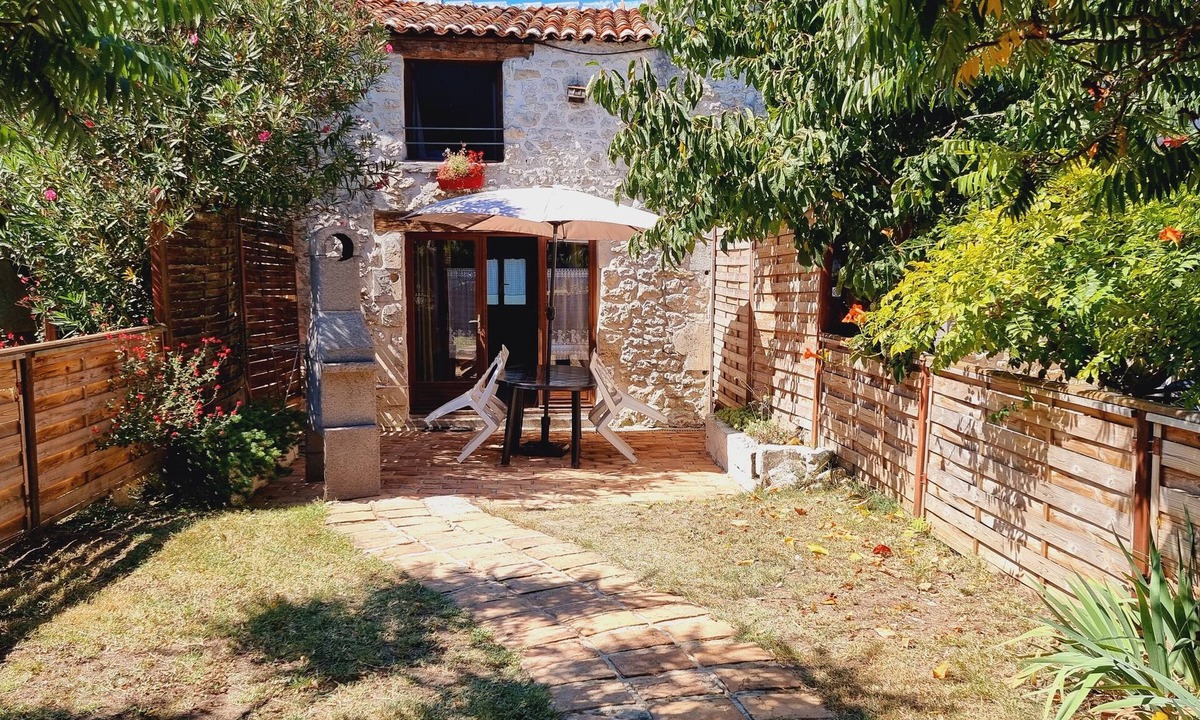 Saint-Just-Luzac House | Le Chai 2 bedroom house