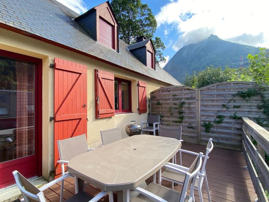 Cauterets Apartment | Le Chalet 102. 3 chambres. Terrasse. Parking. wifi
