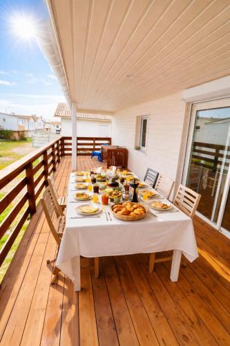 Gruissan Plage Ski Chalet | Le Chalet Beach Access 8 Pers