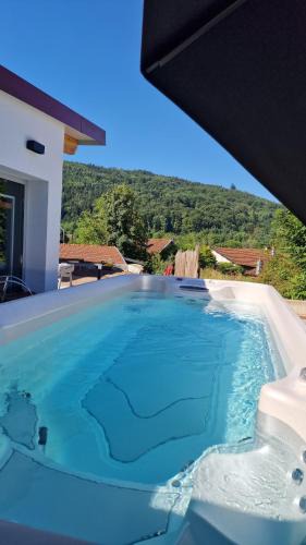 Laveline-du-Houx Ski Chalet | Le Chalet de la Répandise - Gîte Vosges 9 pers, Spa privé & Piscine - Proche Gérardmer