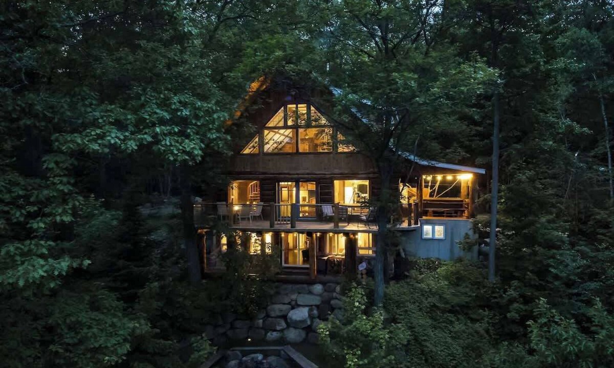 Sainte-Beatrix Ski Chalet | Le Chalet Inuksuk Log Cabin, Waterfront & Spa