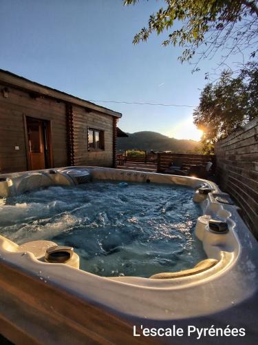 Bagneres-de-Bigorre Apartment | Le Chalet jacuzzi et Détente 4 Étoiles