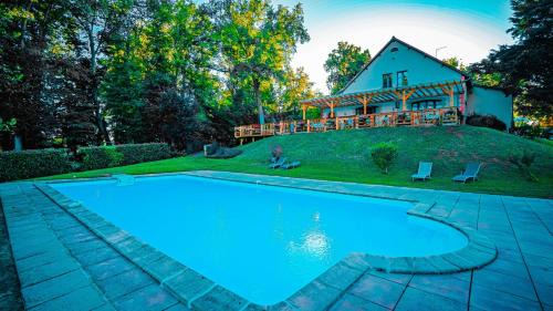 Coulandon Hotel | Le Chalet Montégut