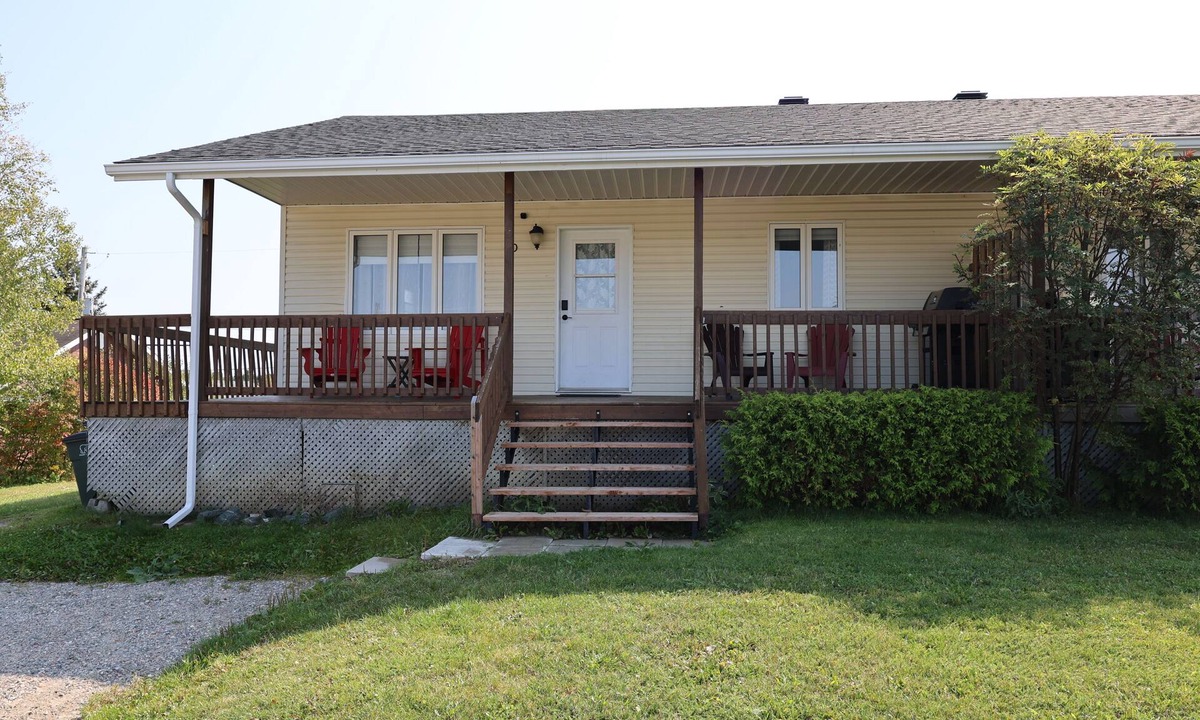 Cochrane House | Le Chalet - Spacious home with Large Parking