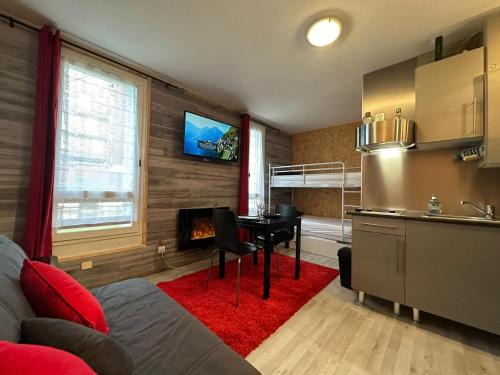 Guzet Neige Apartment | Le Chaleureux Cocon Rouge