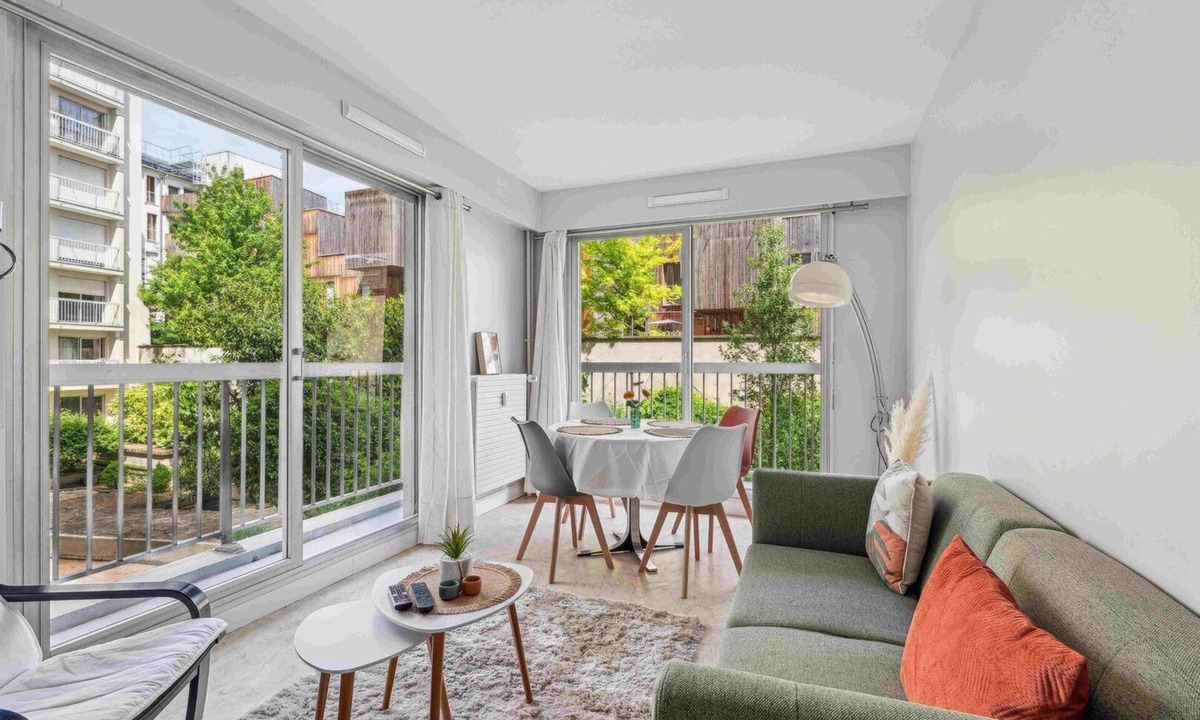 Quartier de la Chapelle Apartment | Le Charme Parisien – Balcon & Parking Privé