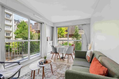 Quartier de la Chapelle Apartment | Le Charme Parisien – Balcon & Parking Privé