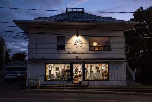 Trois-Pistoles Hostel | LE CHEVAL NOIR