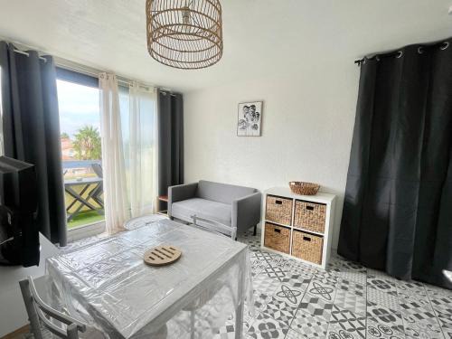 Saint-Cyprien Plage Apartment | Le chic, Appartement Bord De Mer