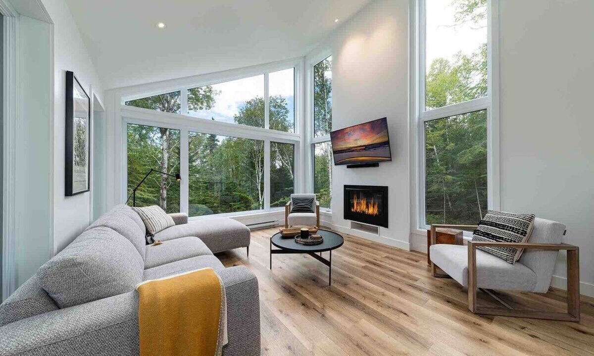 Les Eboulements House | Le Chic Repère 127: Hot Tub, Games & Covered Deck