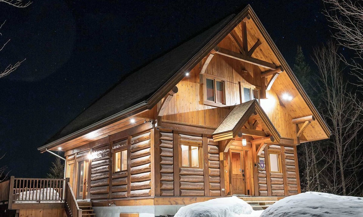 Les Pays-d'en-Haut Regional County Municipality Ski Chalet | Le Chic Traditionnel - Spa & Mountains