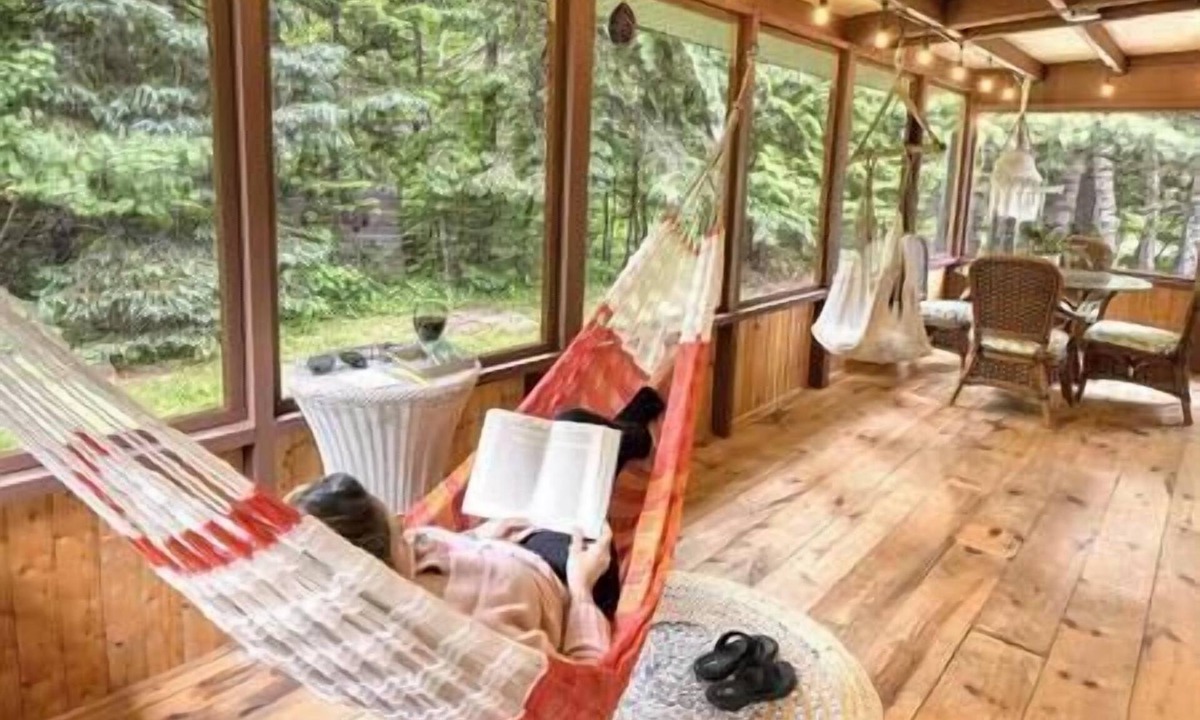 Brebeuf Ski Chalet | Le Chickadee: Hot Tub, River Beach, Relax & Escape