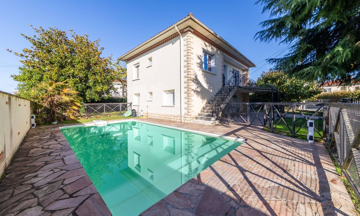 Villeneuve-sur-Lot Apartment | Le Churchill - Piscine Privée