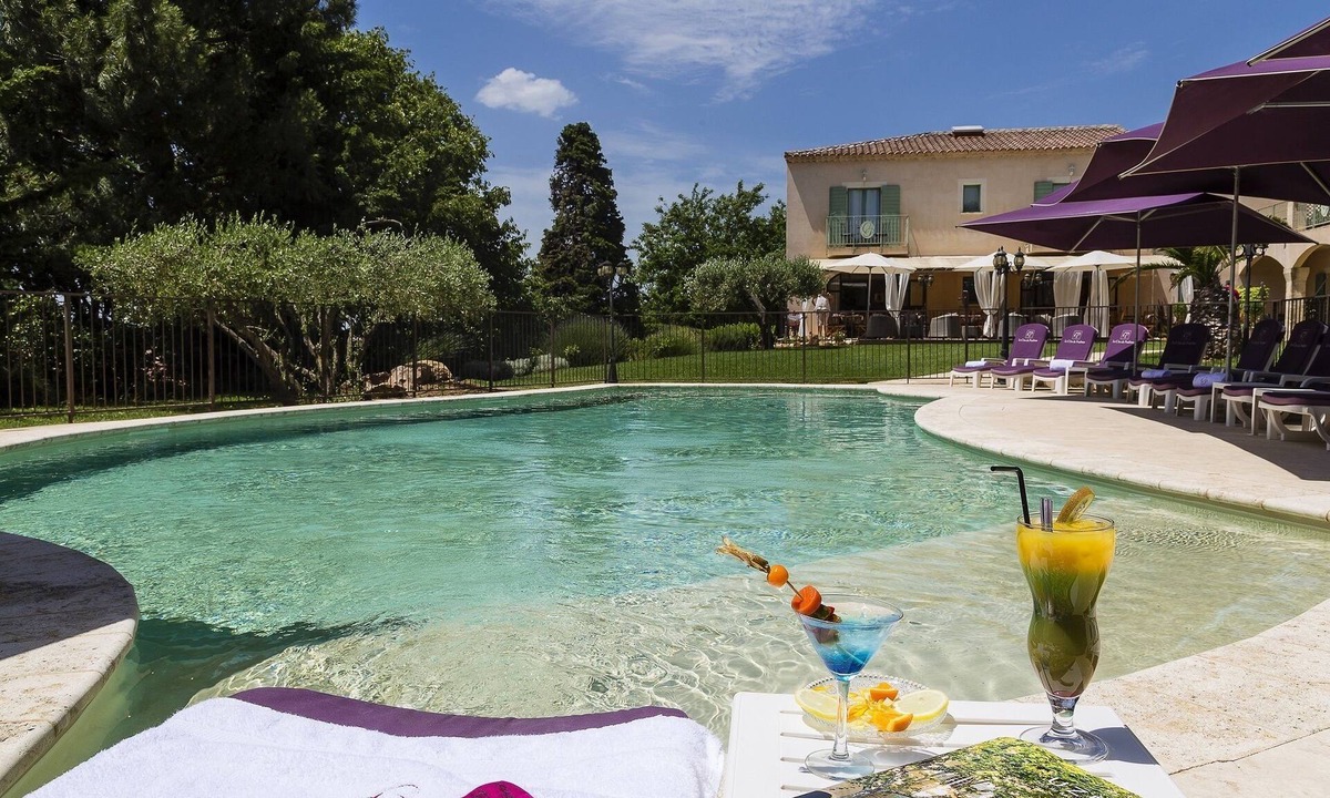 Saint-Quentin-la-Poterie Hotel | Le Clos de Pradines