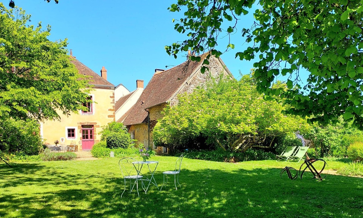La Perriere House | Le Clos de la Fuie, gîte in La Perrière, le Perche, 3 large bedrooms, garden